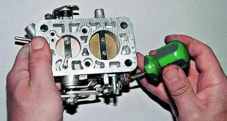 Разборка и ремонт корпуса дроссельных заслонок ДААЗ 2107 регулируем их упорным винтом, а новые винты крепления заслонок контрим, расклепывая резьбу