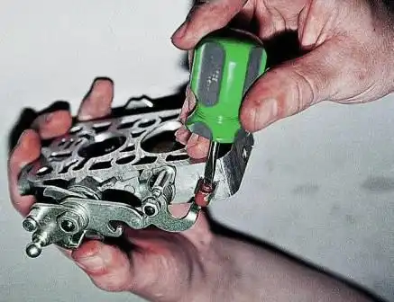 Разборка и ремонт корпуса дроссельных заслонок ДААЗ 2107 Упорные винты стопорим, разжимая их прорезь