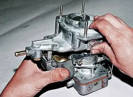 Разборка и ремонт корпуса дроссельных заслонок ДААЗ 2107 При установке крышки на корпус карбюратора убеждаемся, что поплавок не касается стенок поплавковой камеры