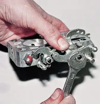 Разборка и ремонт корпуса дроссельных заслонок ДААЗ 2107 Ключом «на 11» отворачиваем гайку