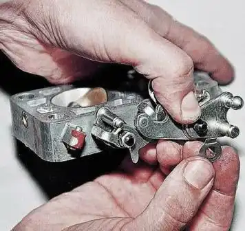 Разборка и ремонт корпуса дроссельных заслонок ДААЗ 2107 Снимаем стопорную пластину