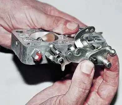 Разборка и ремонт корпуса дроссельных заслонок ДААЗ 2107 снимаем рычаг привода дроссельных заслонок