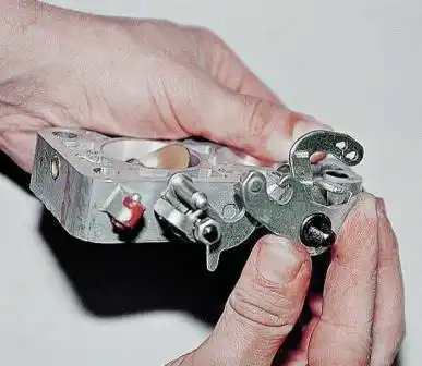 Разборка и ремонт корпуса дроссельных заслонок ДААЗ 2107 снимаем рычаг, ограничивающий открытие дроссельной заслонки второй камеры