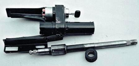 Развальцовываем загнутые края трубы кронштейна со стороны рулевого колеса, вставляем ключ в выключатель зажигания и отключаем блокировку
