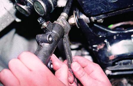 Удерживая наконечник шланга ключом «на 17» и вращая цилиндр руками, отсоединяем его от шланга