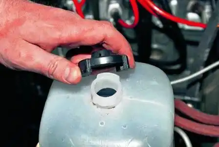 Снимаем пробку расширительного бачка.