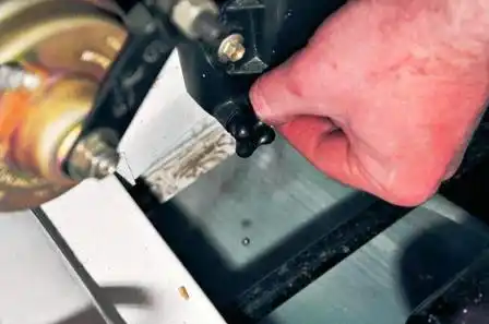 Отворачиваем пробку сливного отверстия