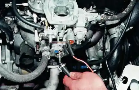 Образования воздушных пробок можно избежать, сняв резиновый шланг с впускного трубопровода