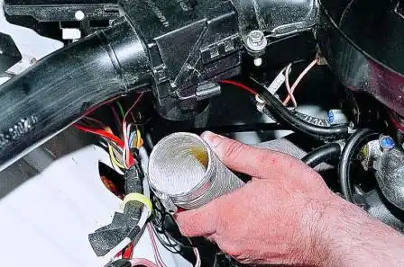 Снятие и установка карбюратора ДААЗ 2107 Ослабив затяжку хомута, отсоединяем гофрированный шланг