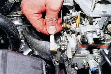 Снятие и установка карбюратора ДААЗ 2107 Поддев отверткой, снимаем тягу с рычага привода