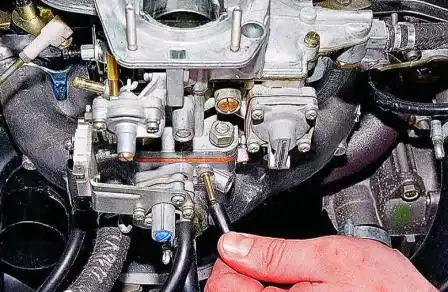 Снятие и установка карбюратора ДААЗ 2107 Снимаем со штуцера шланг вакуумного регулятора опережения зажигания