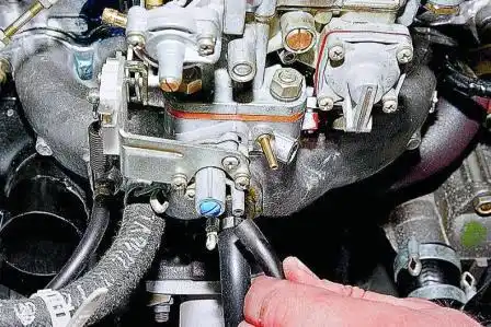 Снятие и установка карбюратора ДААЗ 2107 Снимаем шланг электромагнитного клапана системы управления ЭПХХ