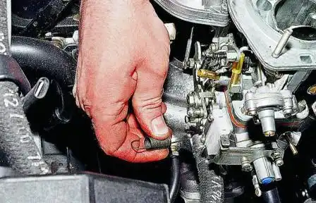 Снятие и установка карбюратора ДААЗ 2107 Снимаем возвратную пружину.