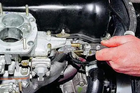 Снятие и установка карбюратора ДААЗ 2107 Ослабив хомут, снимаем шланг подачи топлива.