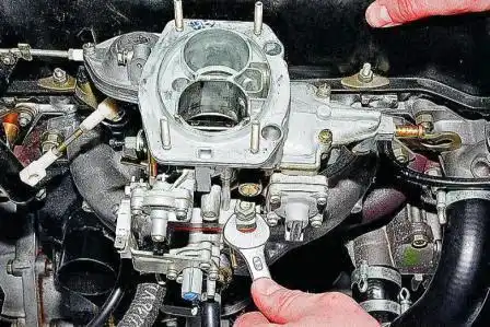 Снятие и установка карбюратора ДААЗ 2107 отворачиваем четыре гайки крепления карбюратора к впускному коллектору