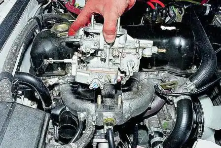 Снятие и установка карбюратора ДААЗ 2107 Снимаем карбюратор с двигателя.