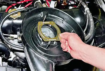 Снятие и установка карбюратора ДААЗ 2107 Ключом «на 8» отворачиваем четыре гайки крепления корпуса воздушного фильтра к карбюратору