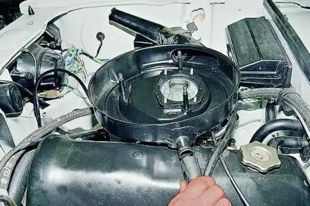 Снятие и установка карбюратора ДААЗ 2107 Ослабив хомут, снимаем шланг вентиляции картера