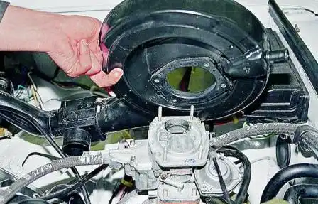 Снятие и установка карбюратора ДААЗ 2107 Снимаем корпус воздушного фильтра