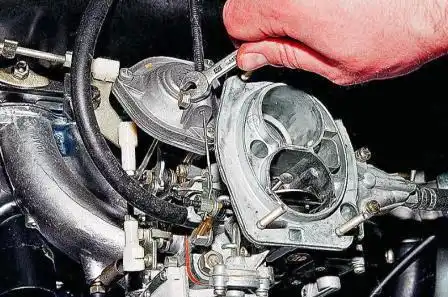 Снятие и установка карбюратора ДААЗ 2107 Ключом «на 8» ослабляем затяжку болта крепления оболочки троса