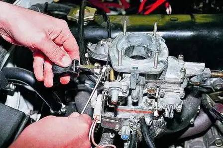 Снятие и установка карбюратора ДААЗ 2107 Отверткой ослабляем затяжку винта крепления троса