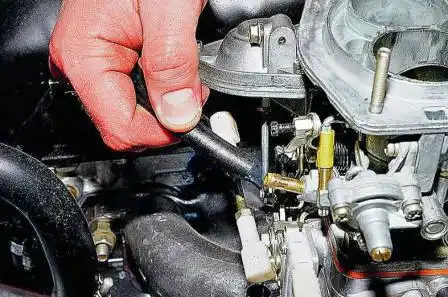 Снятие и установка карбюратора ДААЗ 2107 Снимаем со штуцера шланг отвода картерных газов.