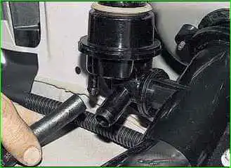 Entfernen des Kraftstofftankrohrs eines VAZ-2123