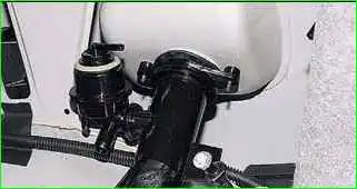 Entfernen des Kraftstofftankrohrs eines VAZ-2123