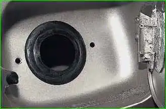 Entfernen des Kraftstofftankrohrs eines VAZ-2123