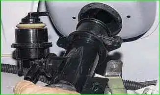 Entfernen des Kraftstofftankrohrs eines VAZ-2123