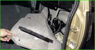 Entfernen des Kraftstofftankrohrs eines VAZ-2123