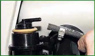 Entfernen des Kraftstofftankrohrs eines VAZ-2123