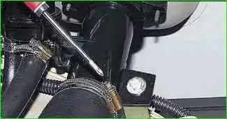 Entfernen des Kraftstofftankrohrs eines VAZ-2123