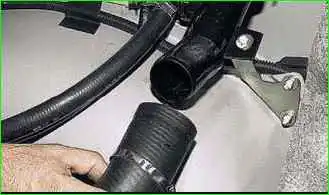 Entfernen des Kraftstofftankrohrs eines VAZ-2123