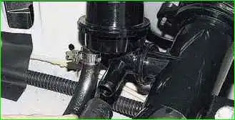 Entfernen des Kraftstofftankrohrs eines VAZ-2123