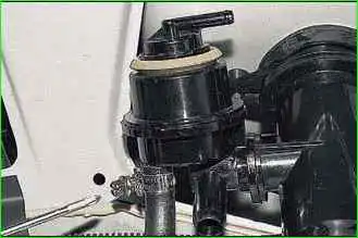 Entfernen des Kraftstofftankrohrs eines VAZ-2123