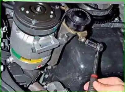 Compruebe y Extracción de la correa de transmisión del compresor de aire acondicionado Comprobación y extracción de la correa de transmisión del compresor de aire acondicionado