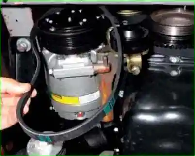 Compruebe y Extracción de la correa de transmisión del compresor de aire acondicionado Comprobación y extracción de la correa de transmisión del compresor de aire acondicionado