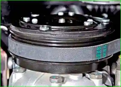 Compruebe y Extracción de la correa de transmisión del compresor de aire acondicionado Comprobación y extracción de la correa de transmisión del compresor de aire acondicionado