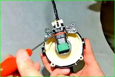 Снятие корпуса противотуманной фары