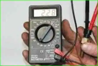 Removing and installing the coolant temperature sensor