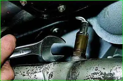 Removing and installing the oxygen sensor