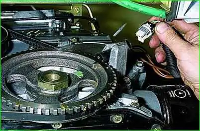 Removing and installing the crankshaft position sensor