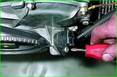 Removing and installing the crankshaft position sensor