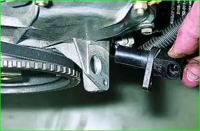 Removing and installing the crankshaft position sensor
