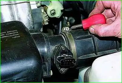 Removing and installing the throttle position sensor