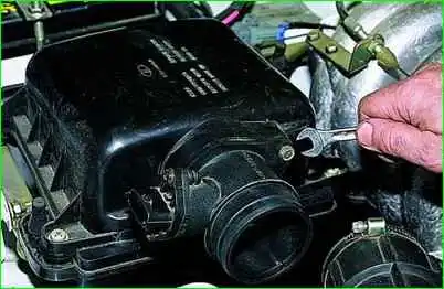Removing and installing the mass air flow sensor