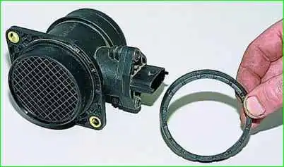 Removing and installing the mass air flow sensor