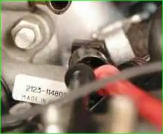 Removing and installing the throttle position sensor