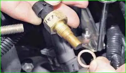 Removing and installing the coolant temperature sensor